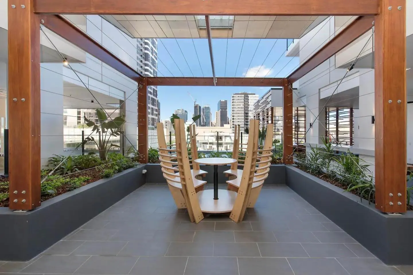 Spectacular Views Plus Best Location, King Bed, Pool Brisbane Apartment