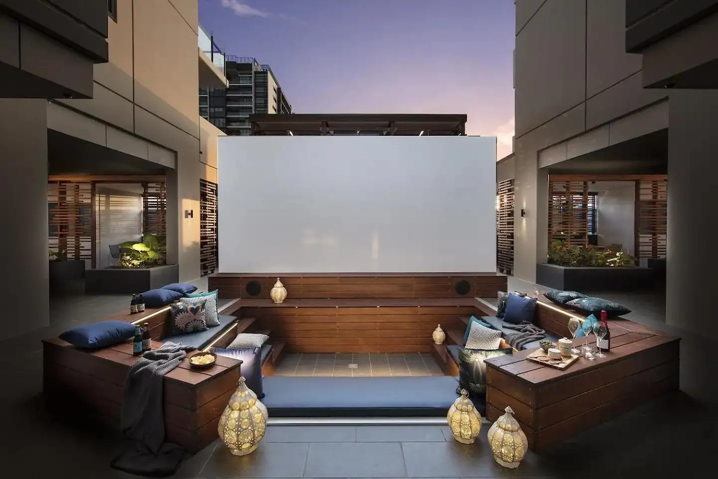 Spectacular Views Plus Best Location, King Bed, Pool Brisbane Apartment