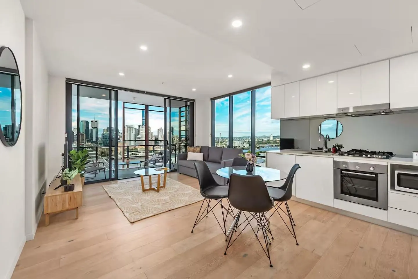 Spectacular Views Plus Best Location, King Bed, Pool Brisbane