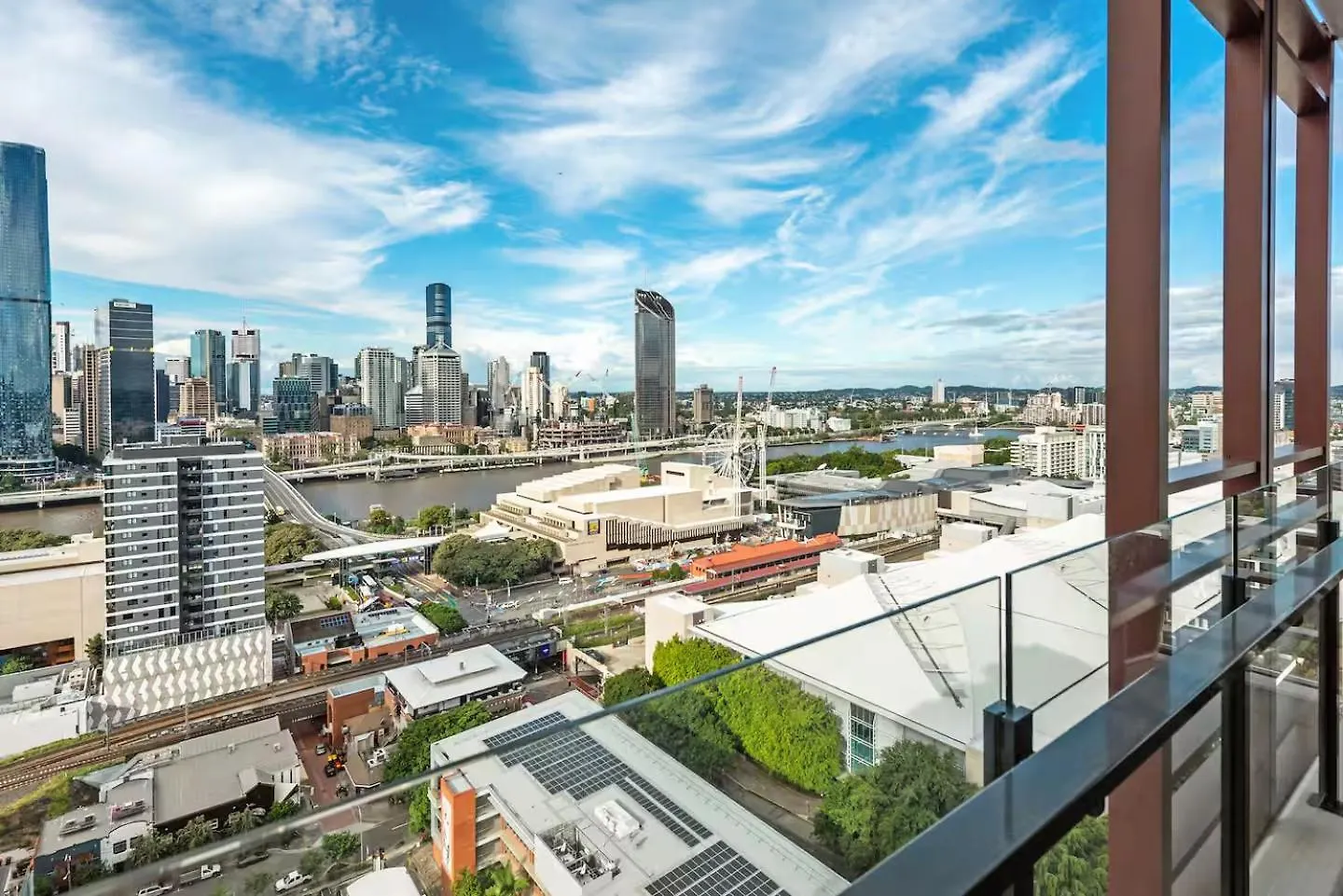 Spectacular Views Plus Best Location, King Bed, Pool Brisbane