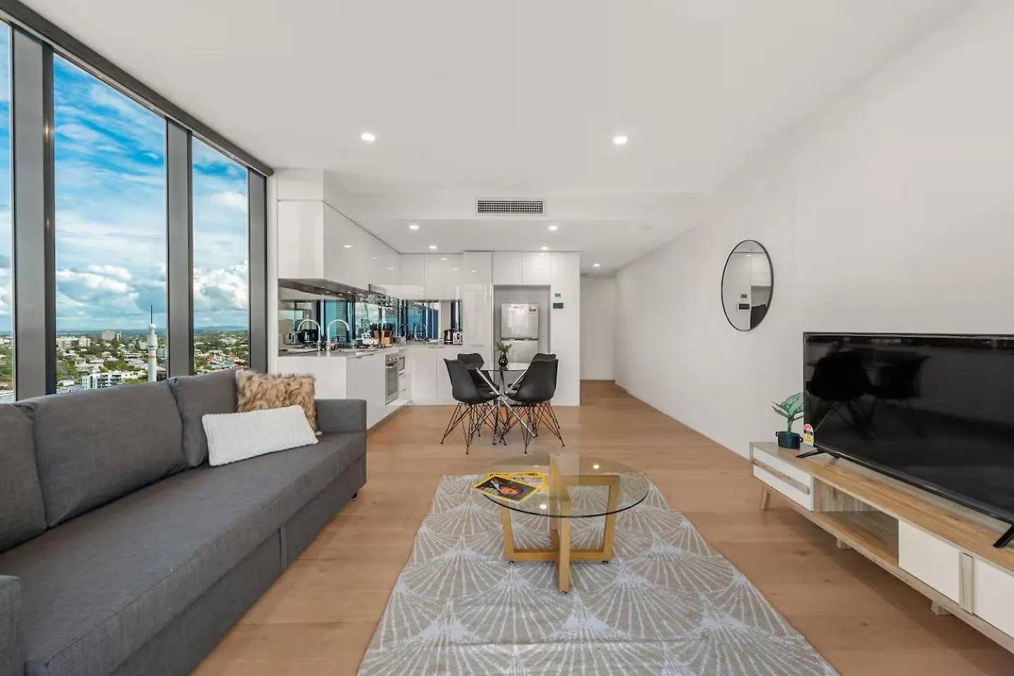 Spectacular Views Plus Best Location, King Bed, Pool Brisbane Australia