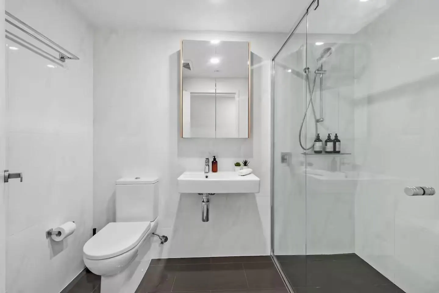 Spectacular Views Plus Best Location, King Bed, Pool Brisbane Apartment